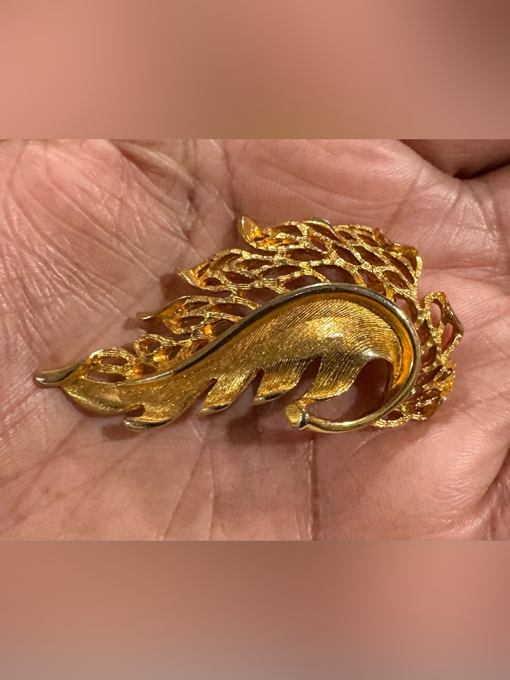 Vintage Gold-Tone Feather Design Brooch Pin - Elegant Women’s Jewelry